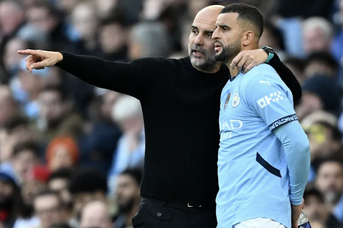 HLV Pep Guardiola trao đổi cùng Kyle Walker trên sân tập
