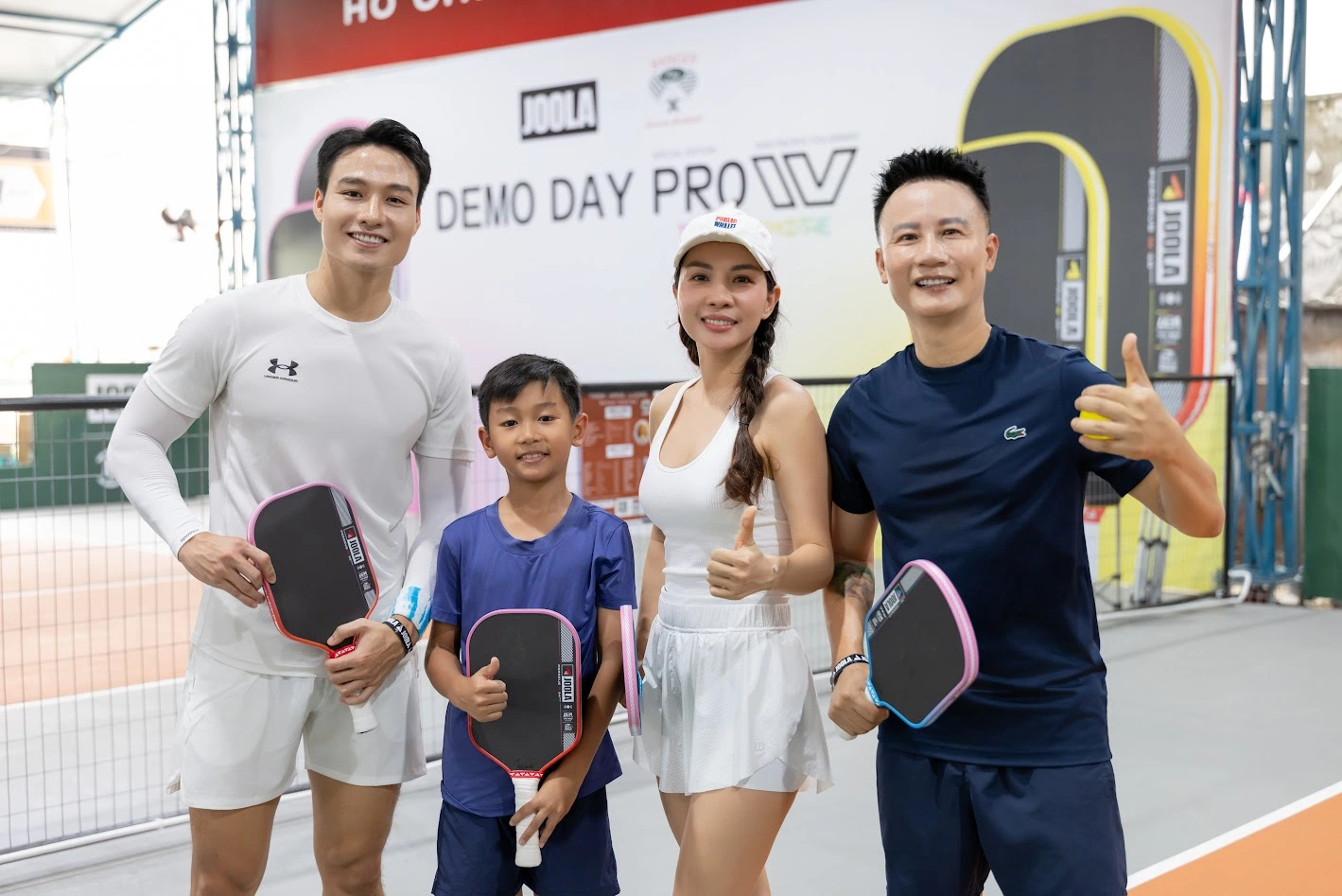 Huỳnh Phúc Khang (thứ hai từ trái sang) giao lưu pickleball cùng các nghệ sĩ, người nổi tiếng