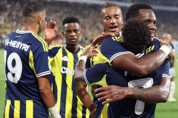 Fenerbahce thi đấu bùng nổ
