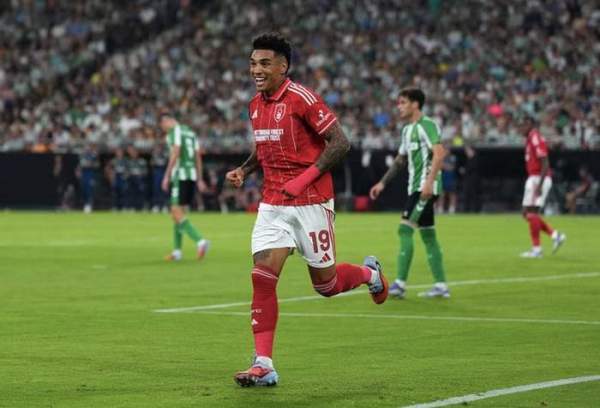 Igor Jesus hoàn tất cú đúp