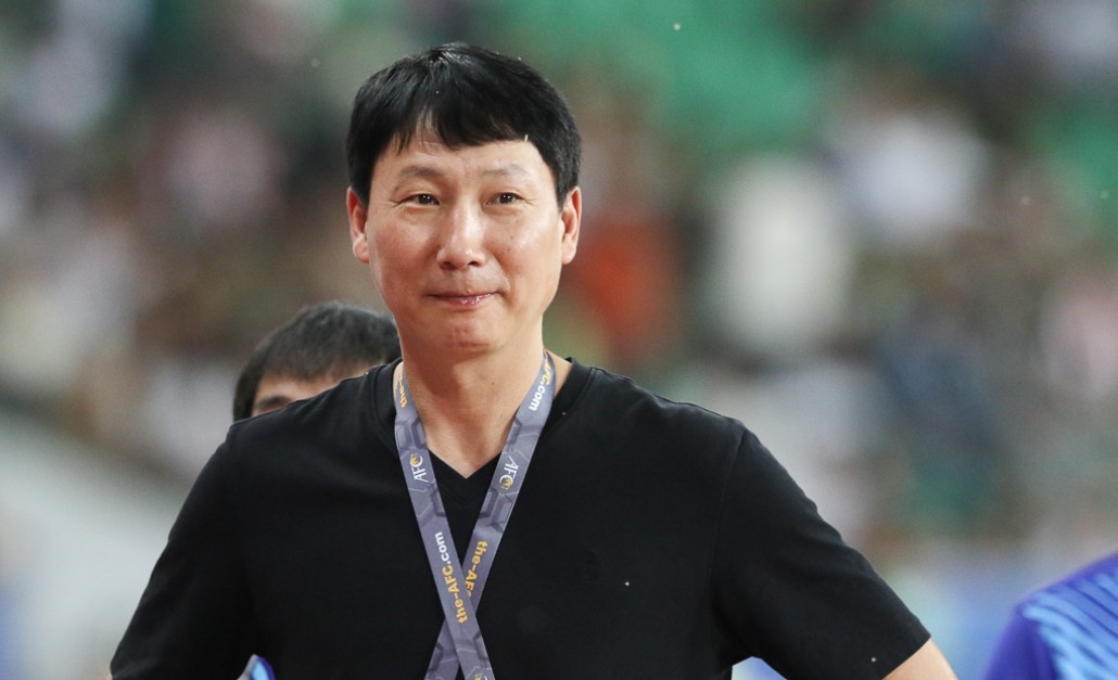 HLV Kim Sang-sik dẫn dắt đội tuyển Việt Nam trong buổi tập