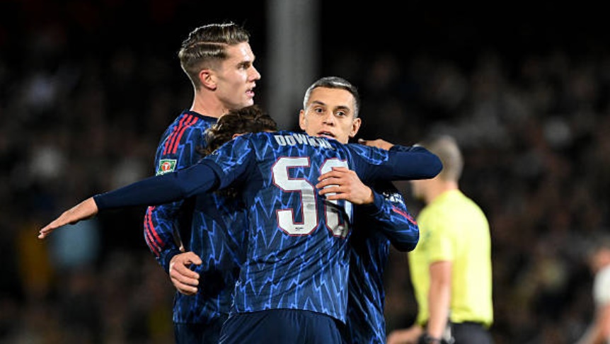 Trossard ấn định thắng lợi 2-0. Trossard ấn định thắng lợi 2-0.