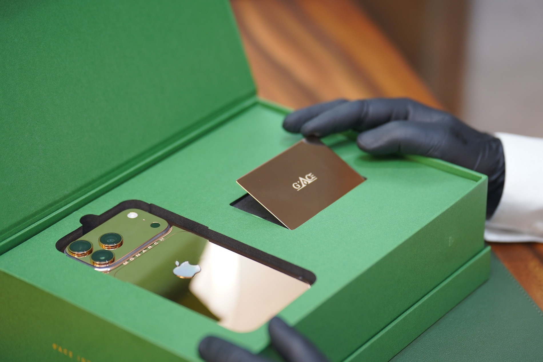 Hoàn thiện thủ công từng chi tiết nhỏ mạ vàng trên iPhone MONARCH