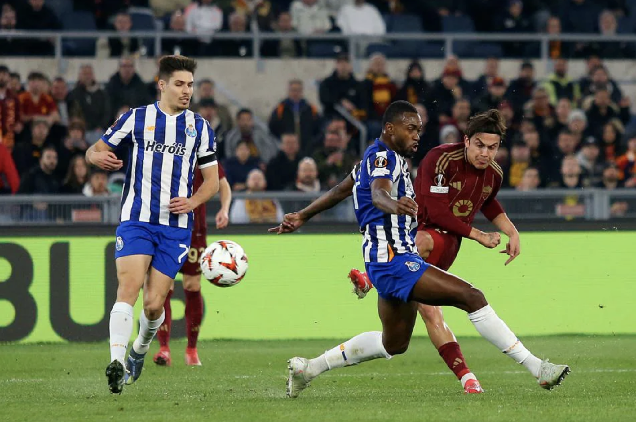 Cú đúp của Paulo Dybala khiến Porto gặp khó khăn