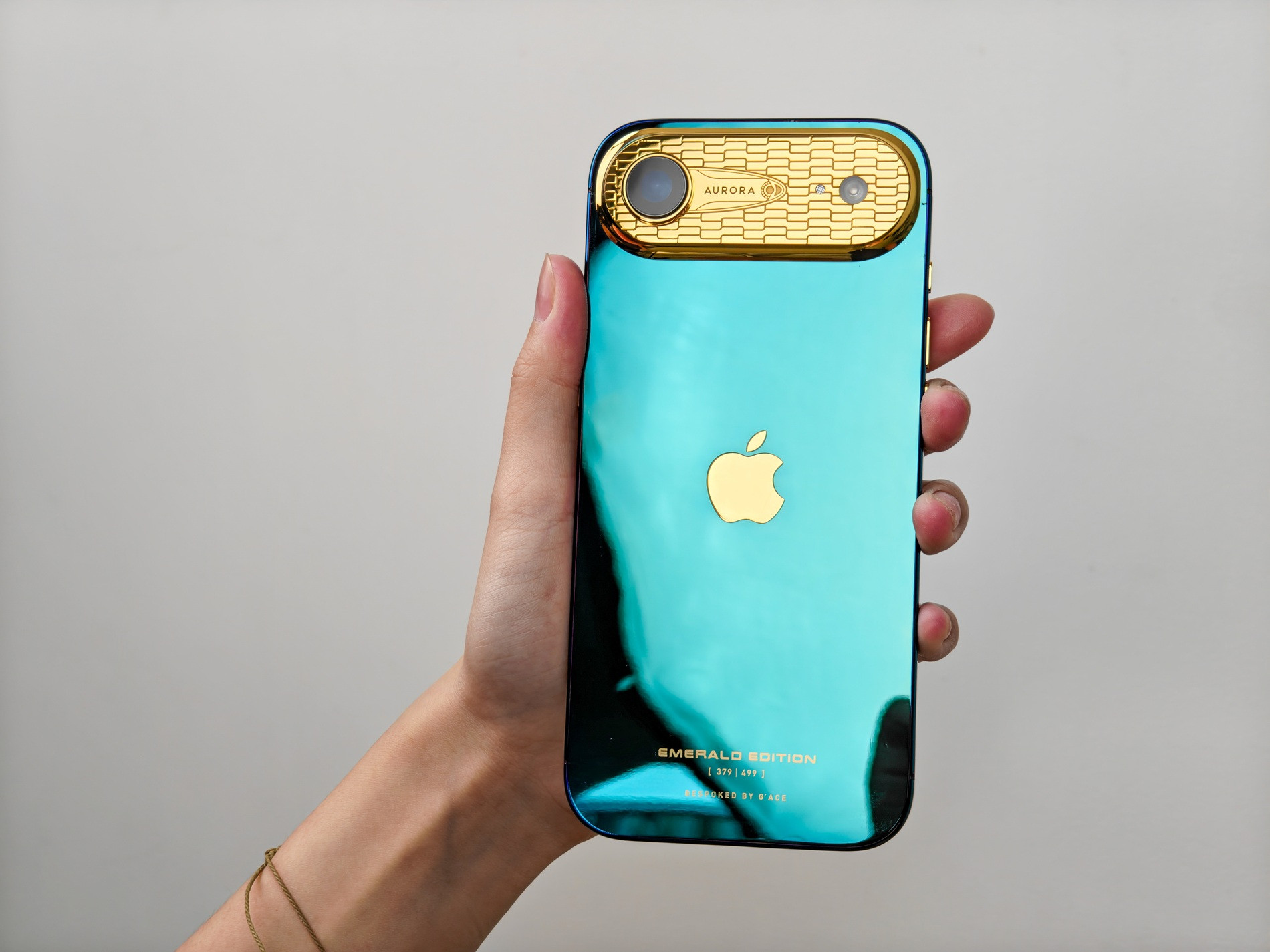 Hiệu ứng màu sắc đa chiều trên iPhone Air Aurora Emerald