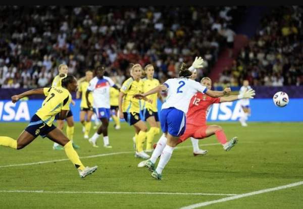 Lucy Bronze ghi bàn cho Anh