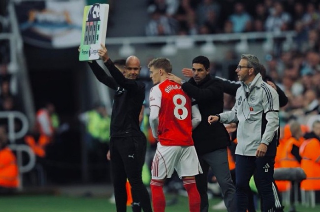 Odegaard vào sân, in dấu giày trực tiếp vào bàn thắng của Gabriel. Odegaard vào sân, in dấu giày trực tiếp vào bàn thắng của Gabriel.