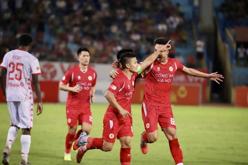 Quang Hải ghi bàn mở tỷ số cho Công an Hà Nội