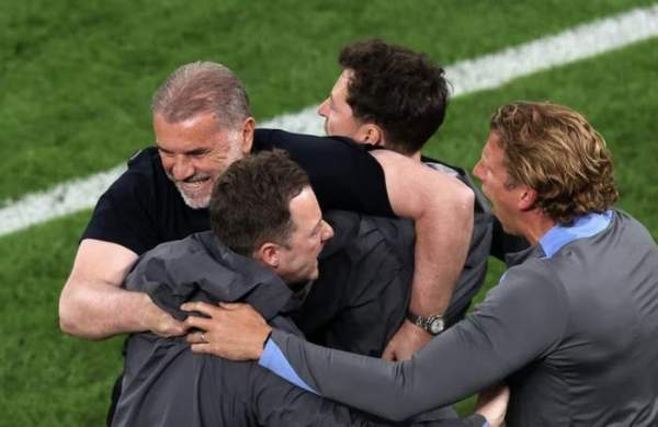 Postecoglou và Tottenham ăn mừng chức vô địch Europa League