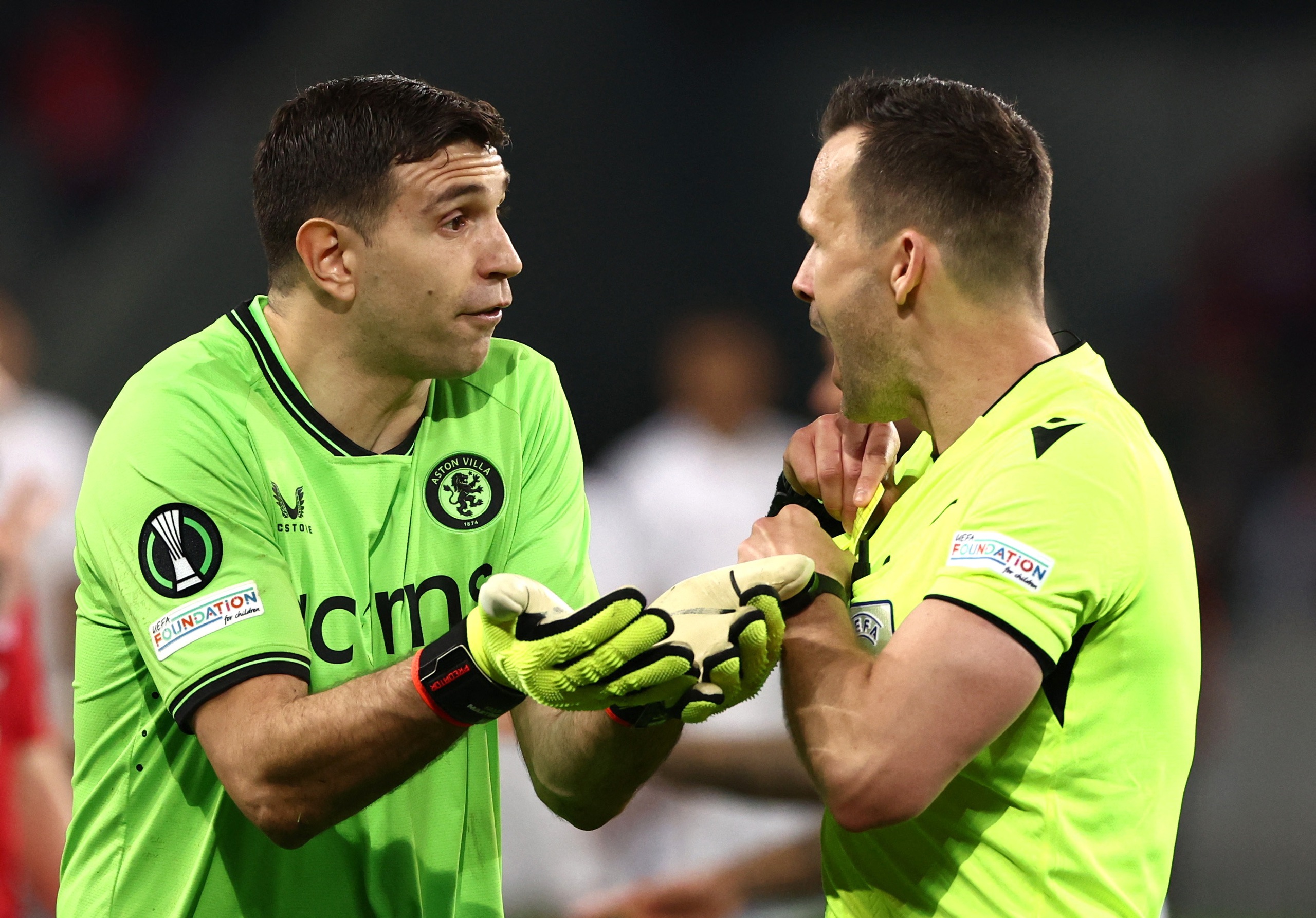 Emiliano Martinez tranh luận với trọng tài sau thẻ vàng thứ hai