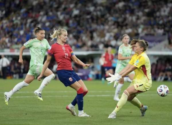 Ada Hegerberg ghi bàn gỡ hòa cho Na Uy