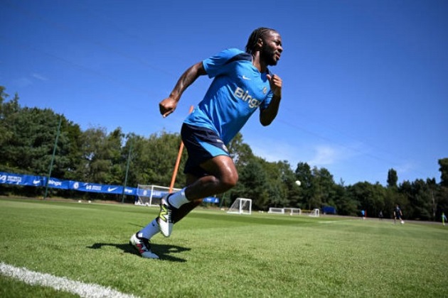 Chelsea vẫn chưa tìm được bến đỗ mới cho Sterling.