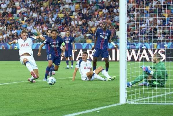 Van de Ven ghi bàn cho Tottenham