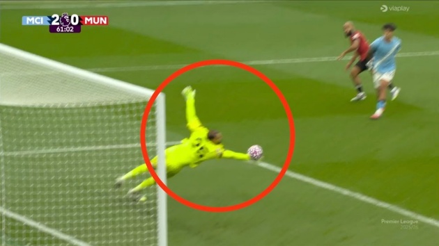 Pha cản phá đẳng cấp của Donnarumma trước MU.
