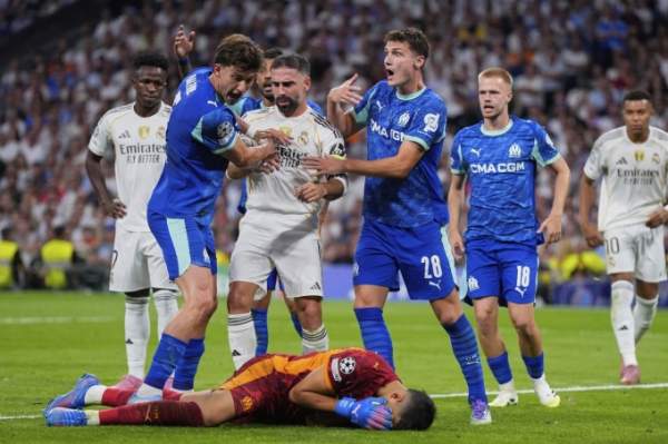Carvajal húc đầu thủ môn Rulli