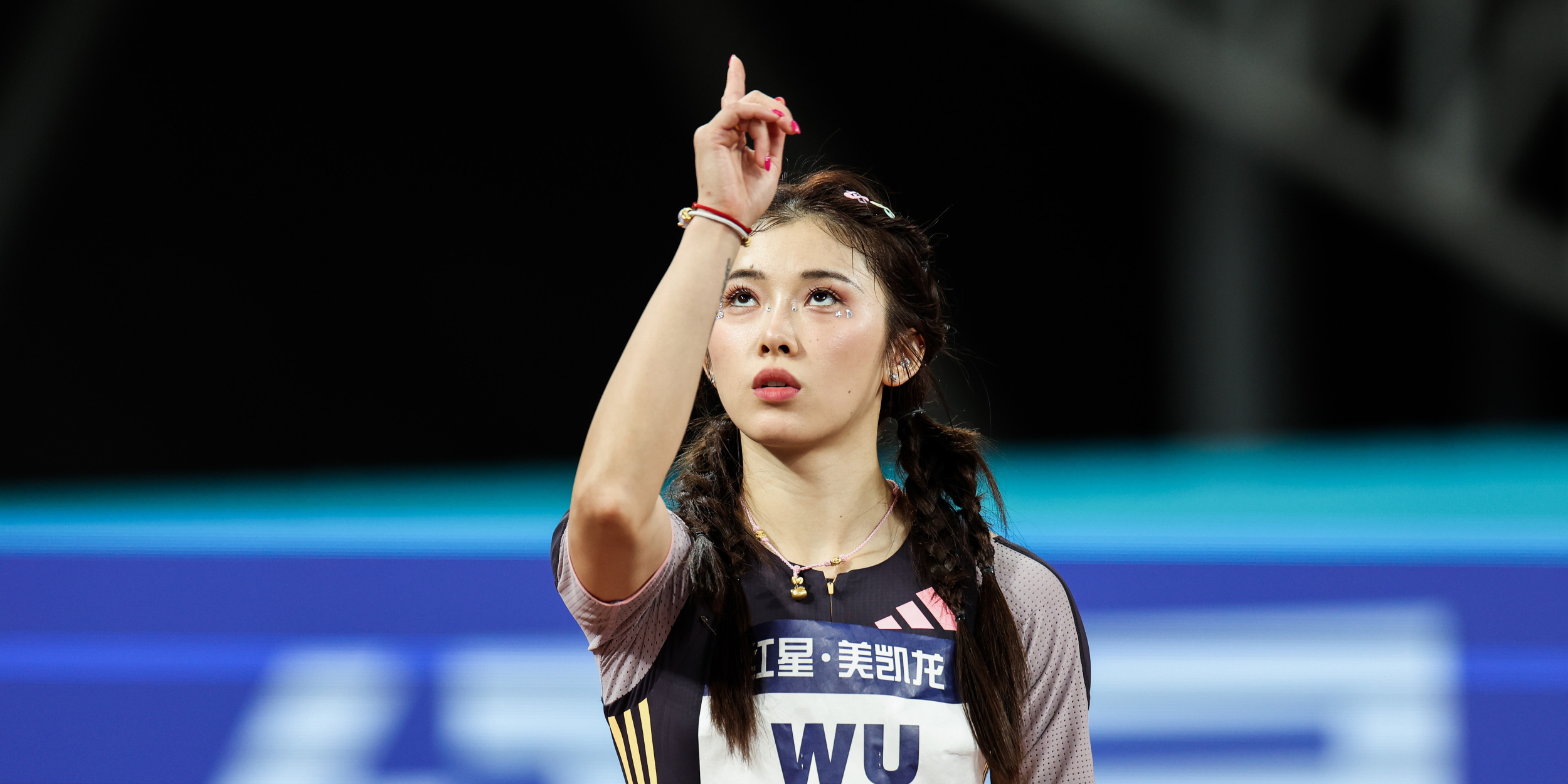 Wu Yanni với phong cách trang điểm cầu kỳ