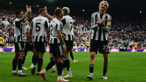Các cầu thủ Newcastle thi đấu đồng bộ