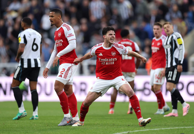 Arsenal ghi bàn muộn ở Newcastle