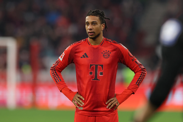 Olise kèm logo Bayern Munich