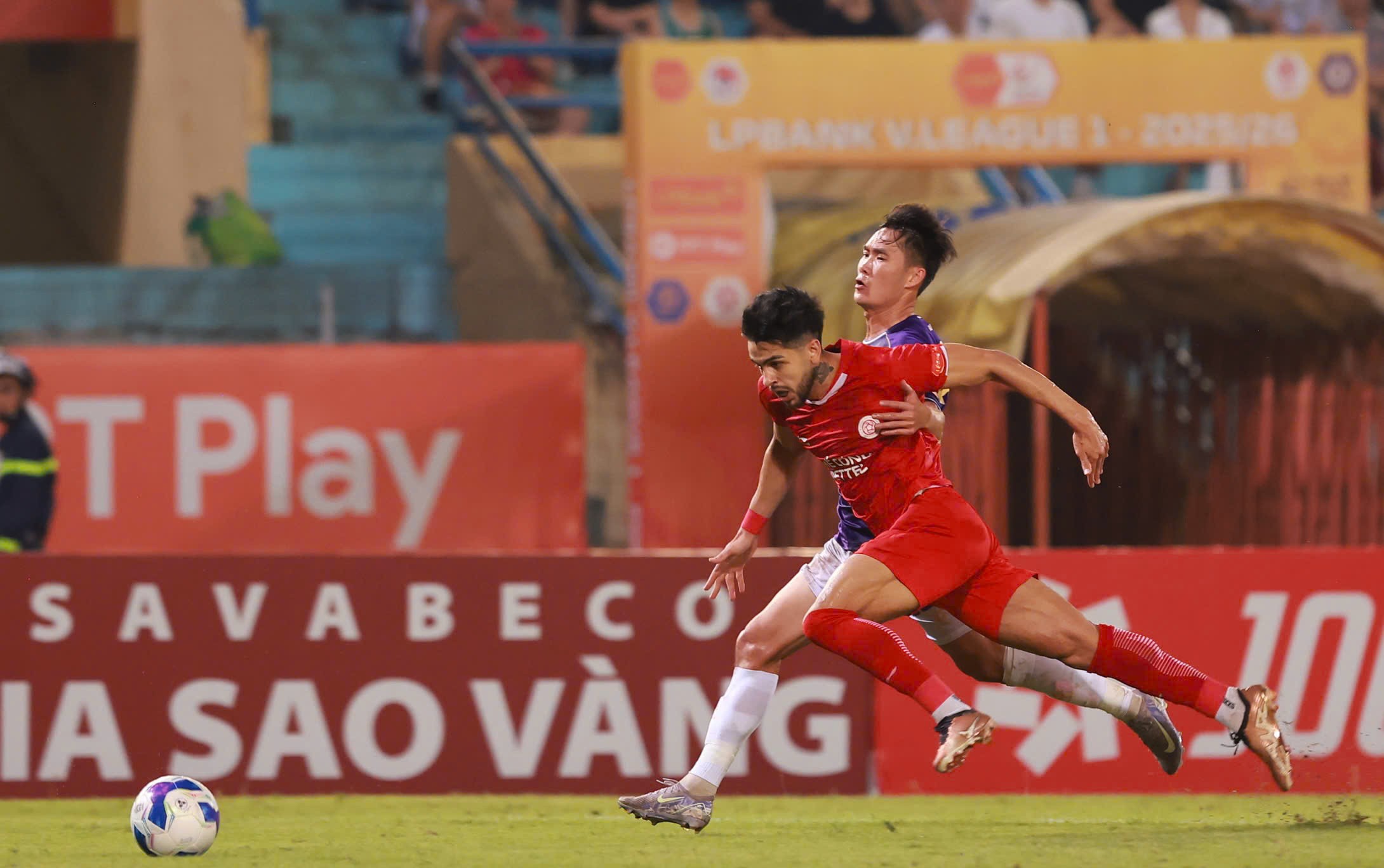 Pha bóng tại trận derby Thủ đô Cầu thủ hai đội tranh chấp bóng
