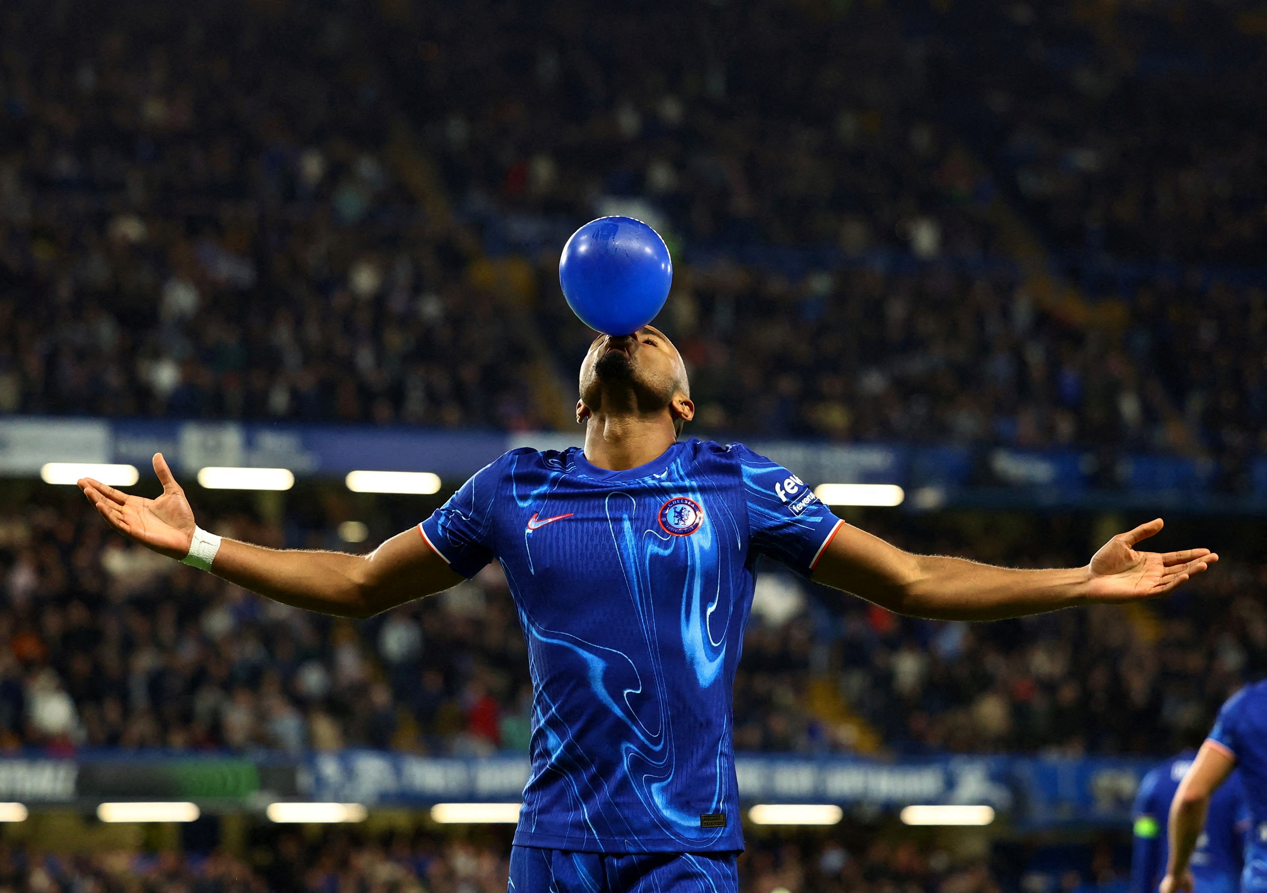 … và có cơ hội thổi bong bóng ăn mừng tại Stamford Bridge