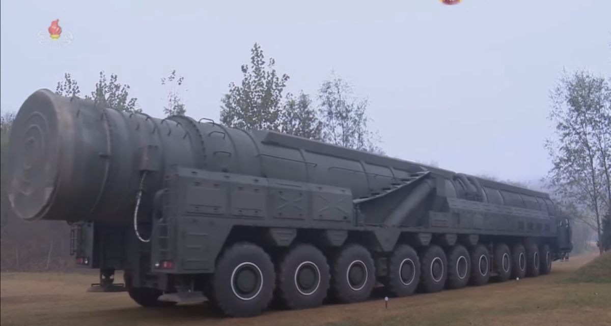 Tên lửa Hwasong-19 nhìn từ phía sau