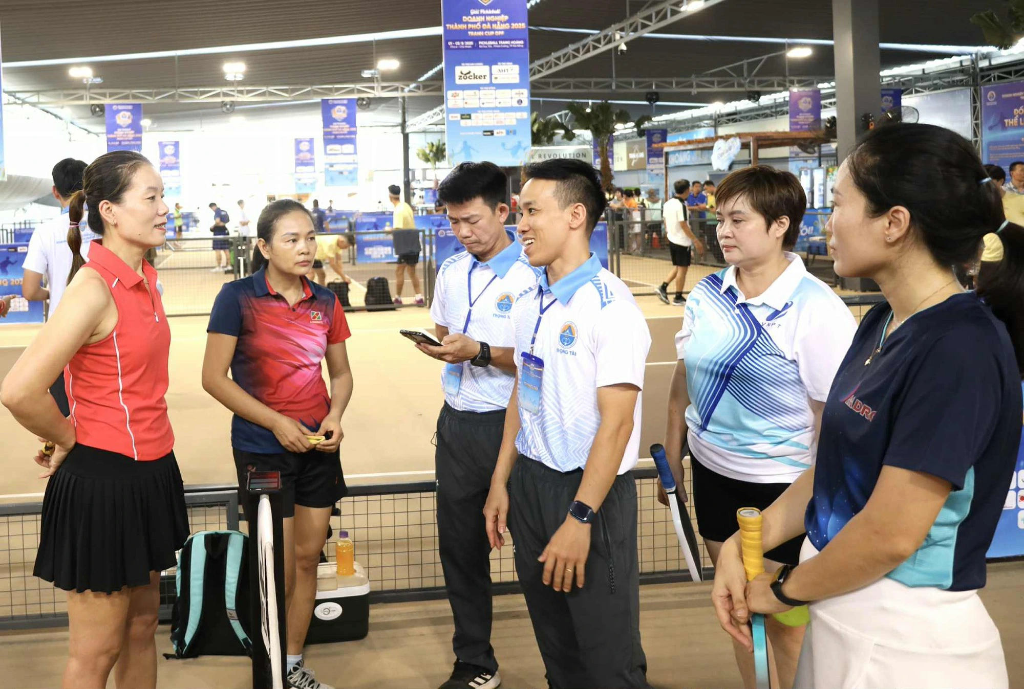Trọng tài pickleball điều hành trận đấu