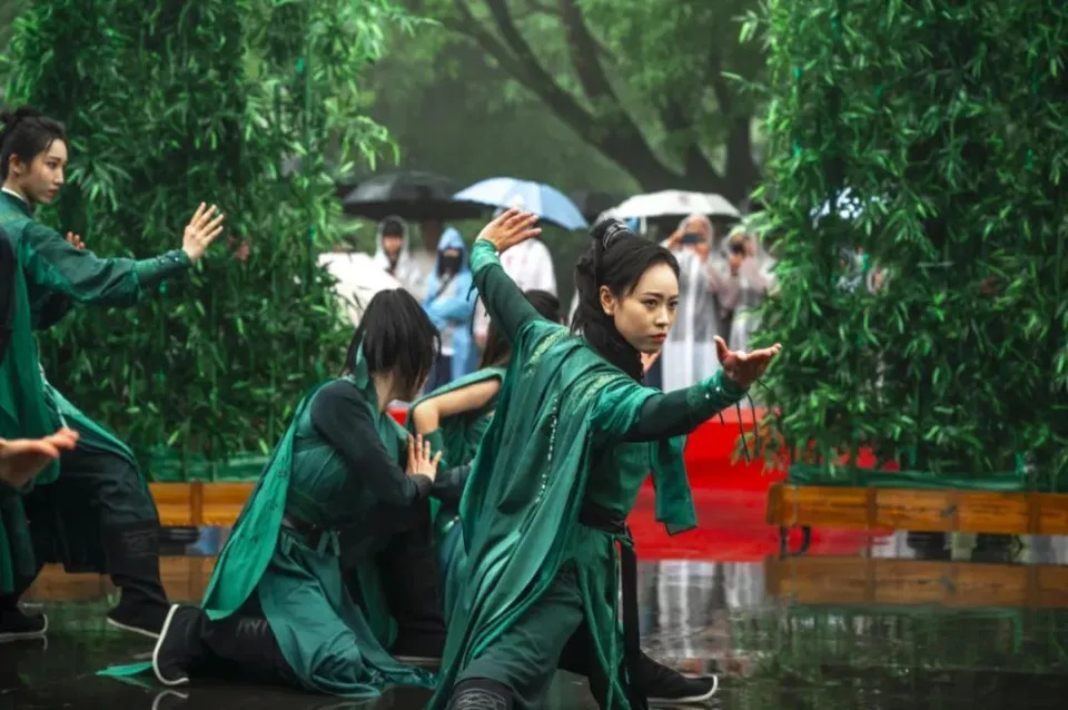 Nhóm Các cô gái kung fu Nga Mi thu hút đông đảo người xem biểu diễn