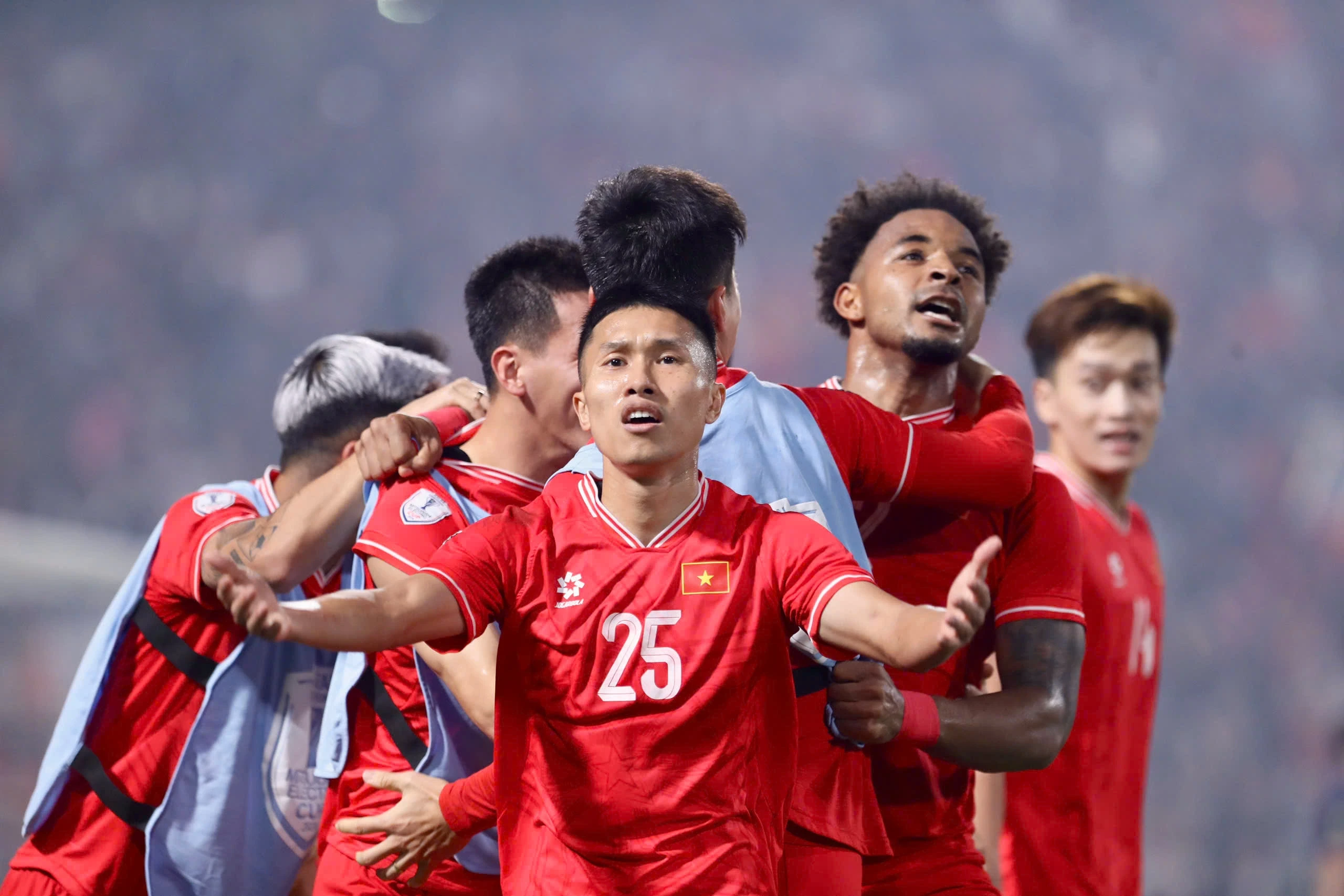 doan-ngoc-tan-xuan-son-ghi-ban-aff-cup-2024-chung-ket-thai-viet-tri-212025-minh-tu-17358282845481471932549-1758695434.webp