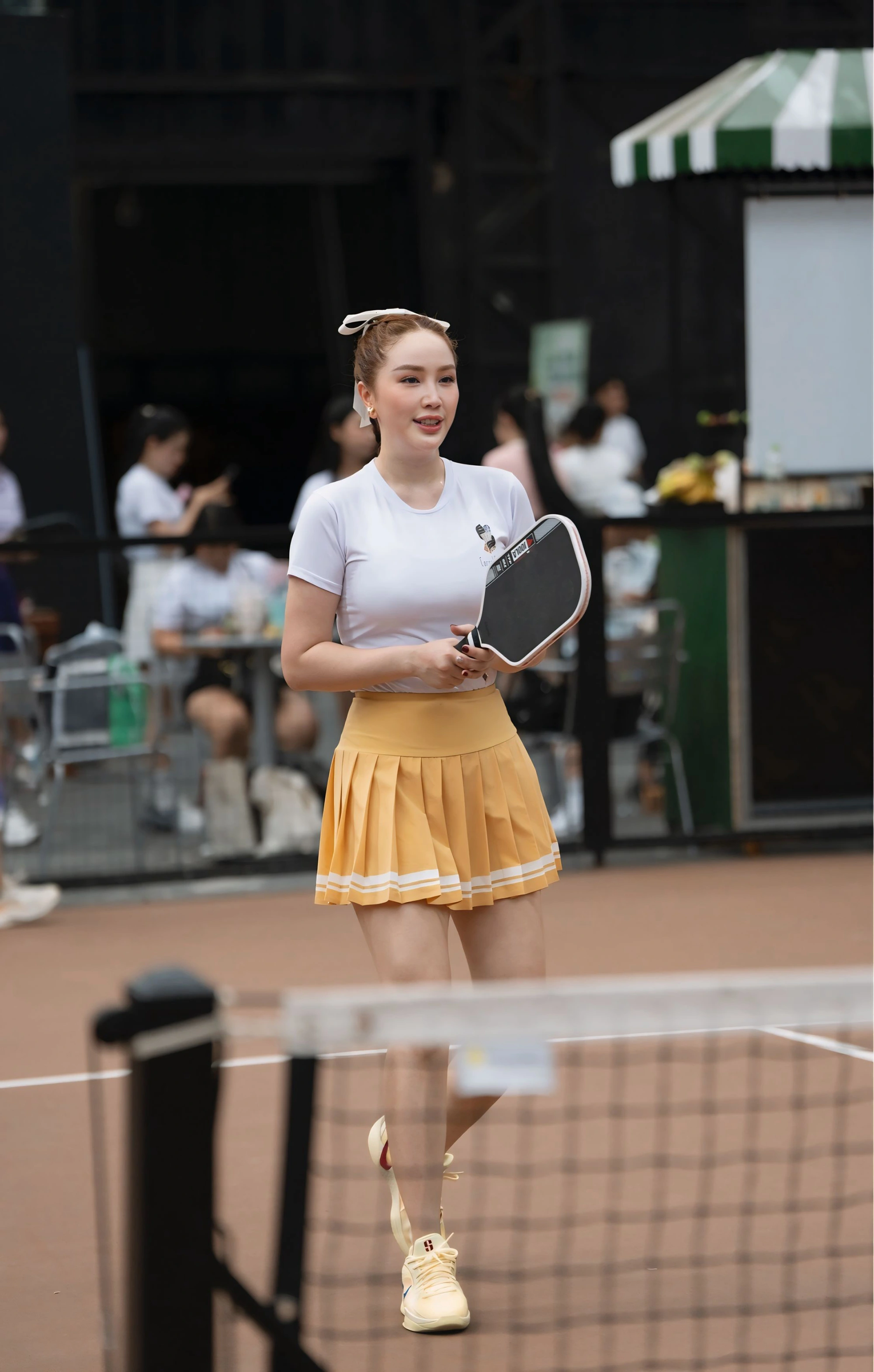 Bảo Thy tranh tài pickleball tông vàng trắng