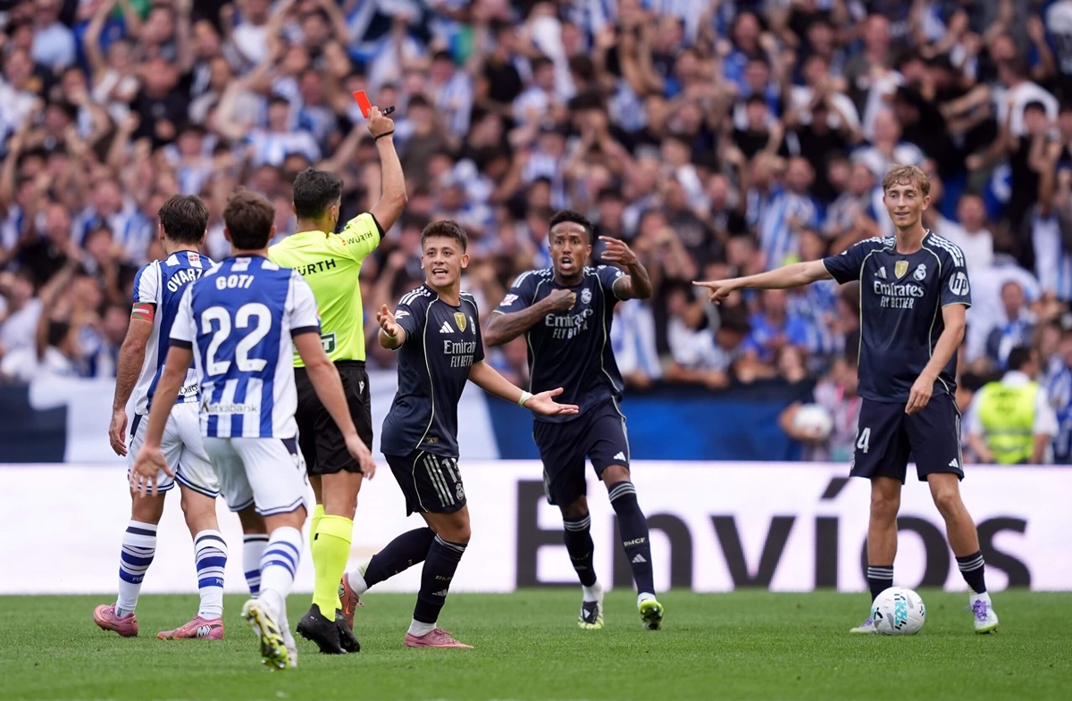 Dean Huijsen nhận thẻ đỏ ảnh hưởng nhân sự Real Madrid