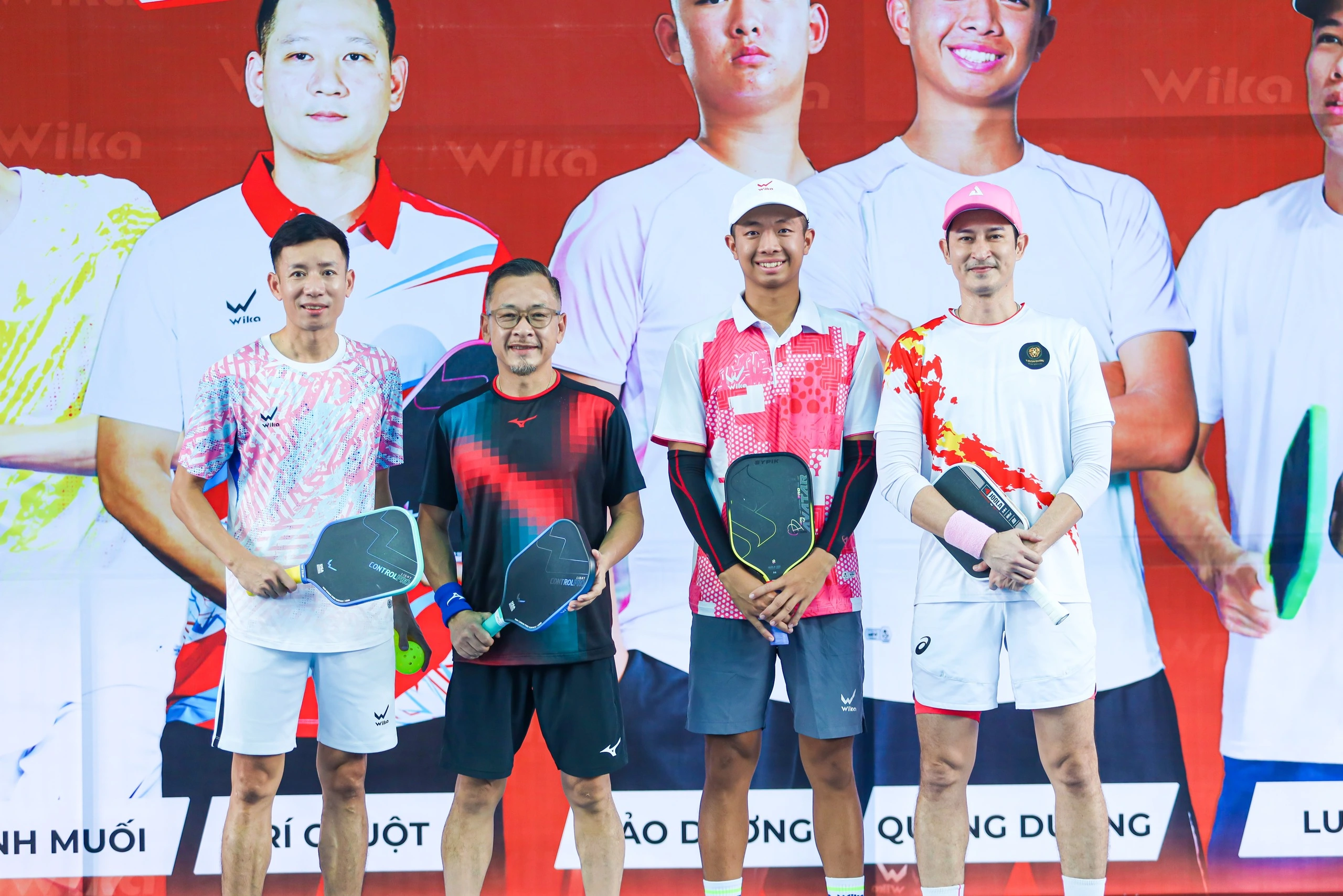Quang Dương (áo đỏ) trong buổi giao lưu với nghệ sĩ và VĐV pickleball tại TP.HCM