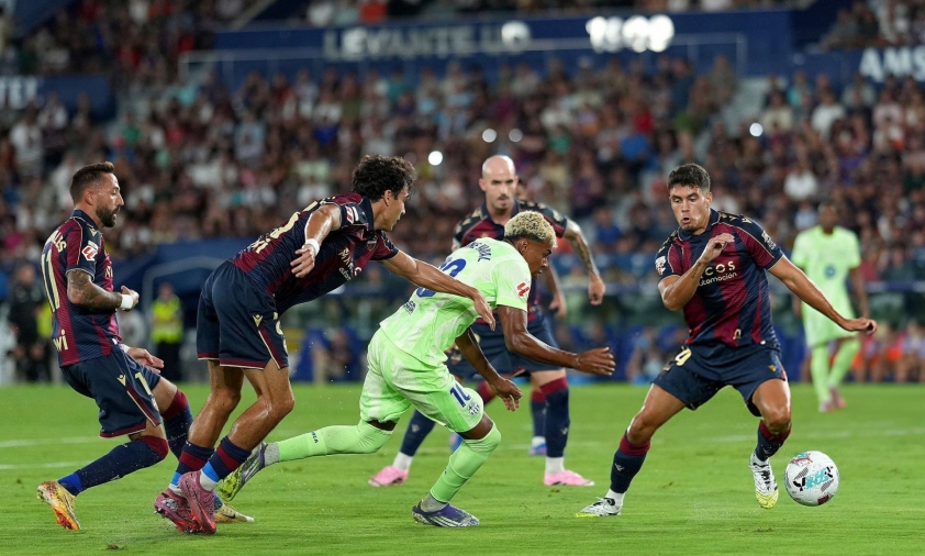 Levante gây khó khăn cho Barca, dẫn trước 2-0