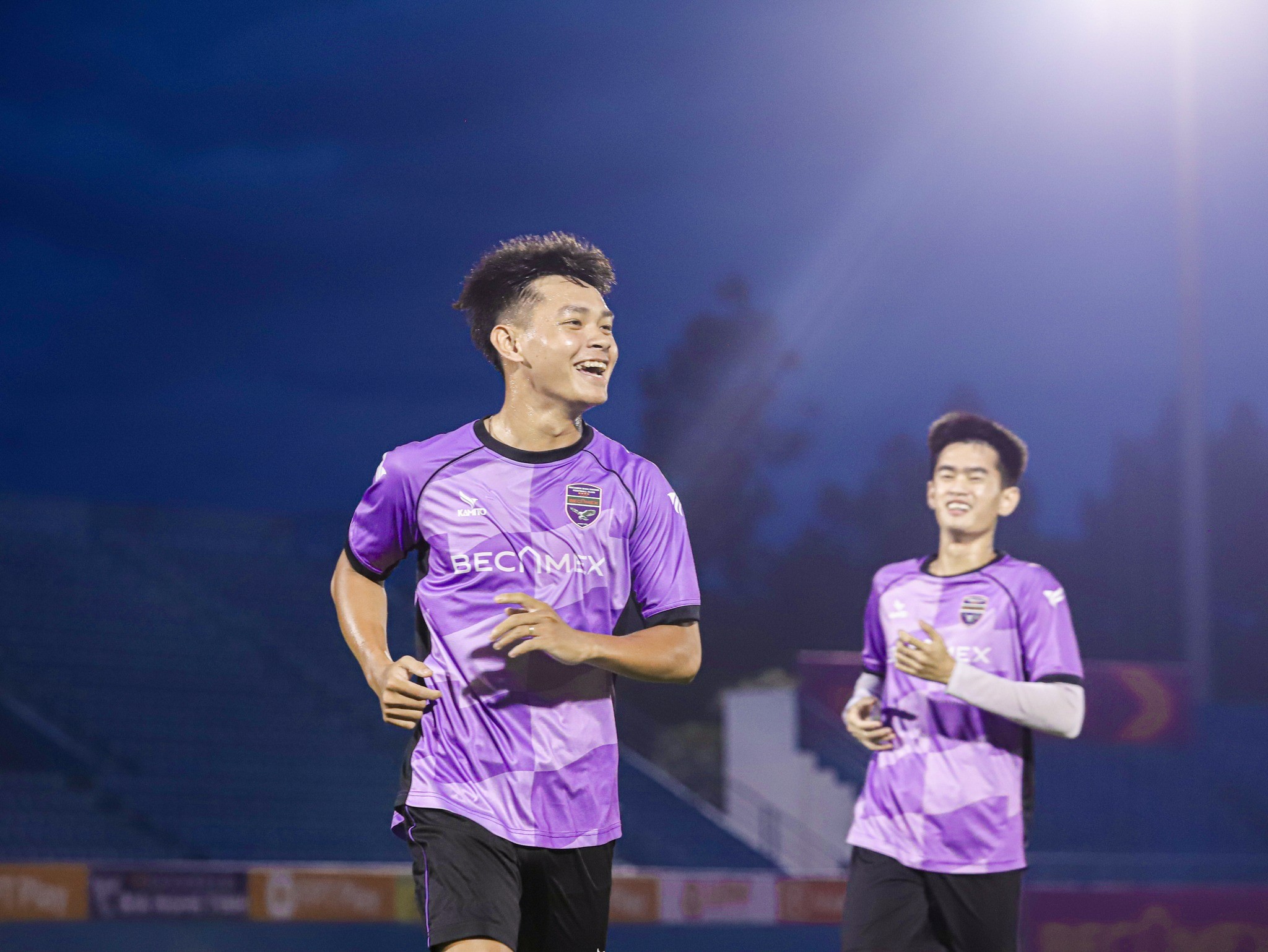Tiền đạo Bùi Vĩ Hào tập luyện sau chấn thương