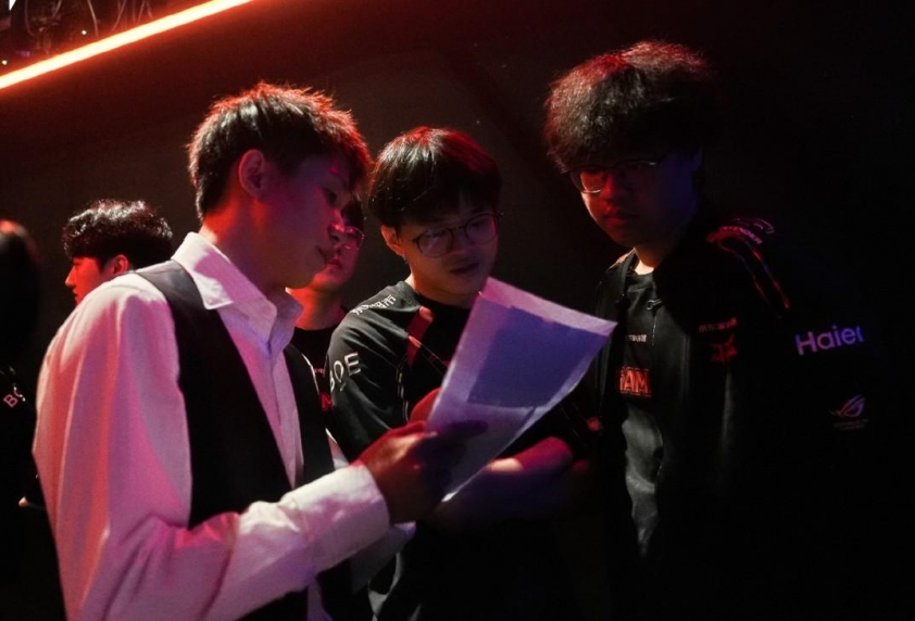 Cuộc so tài giữa Weibo Gaming và JD Gaming ở LPL
