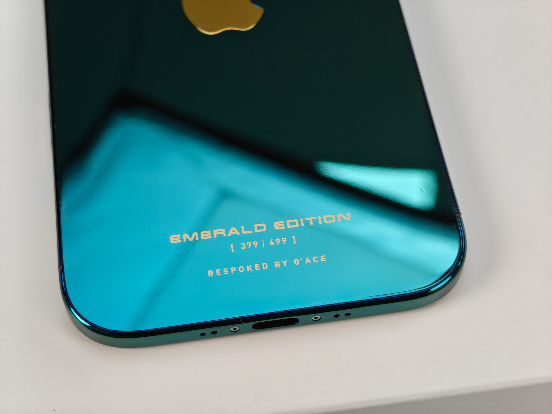 Nút bấm mạ vàng và cẩn xà cừ trên iPhone Air Aurora Emerald