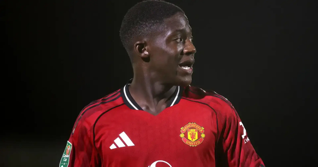 Kobbie Mainoo trong màu áo MU Mainoo thi đấu dưới màu áo Manchester United