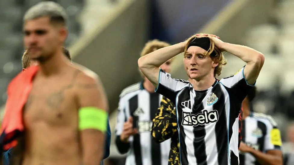 Pha phối hợp tấn công của Newcastle trước Barcelona