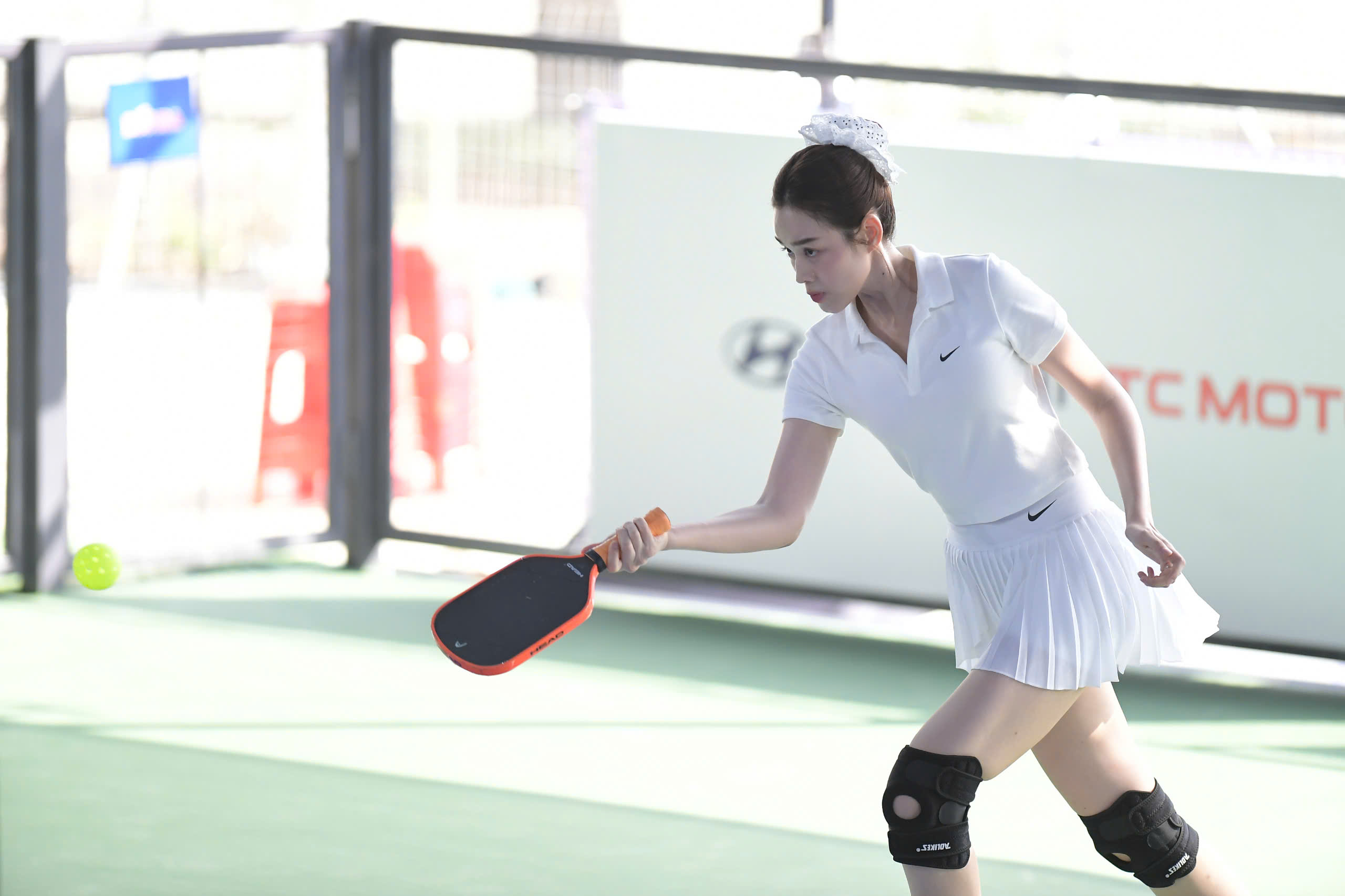 Hoa hậu Đỗ Thị Hà trổ tài chơi pickleball