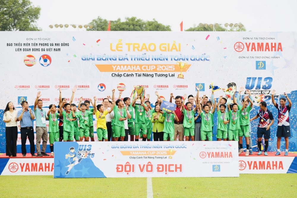 U13 Nam Định ăn mừng chiến thắng