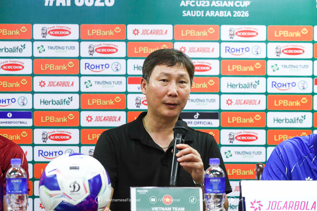 HLV Kim Sang Sik theo dõi trận đấu của U23 Việt Nam