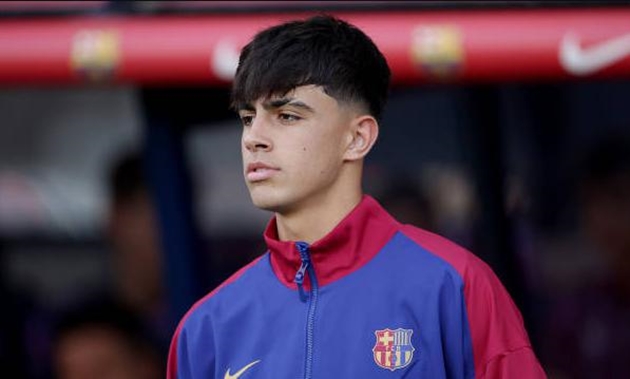 Marc Bernal chơi bóng tại Barca
