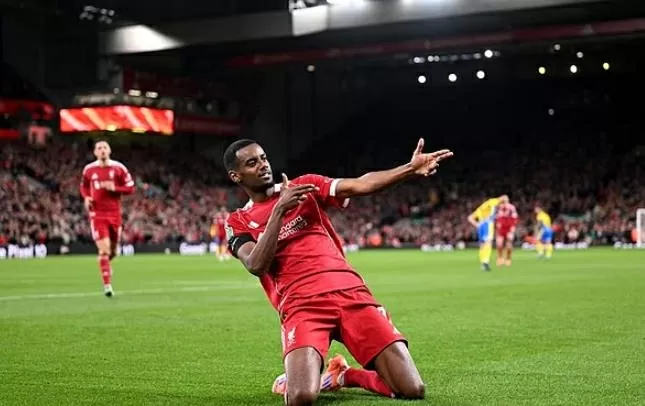 Alexander Isak mở tài khoản trong màu áo đội bóng mới.