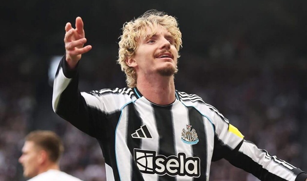 Người Bayern khó hiểu khi Newcastle chi khủng cho Woltemade