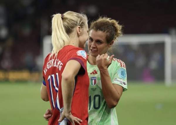 Hai chiến binh kỳ cựu Cristiana Girelli và Ada Hegerberg