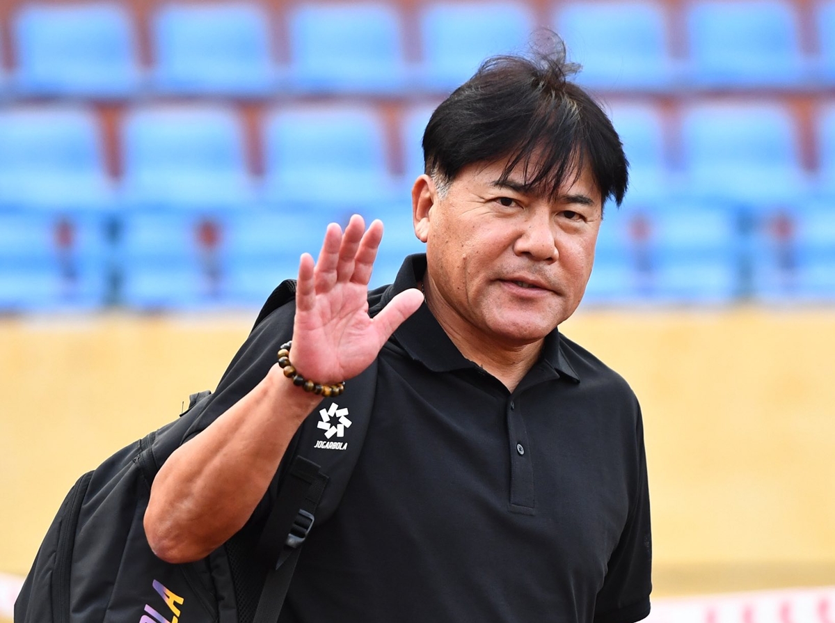 Ha Noi FC chia tay HLV Makoto Teguramori