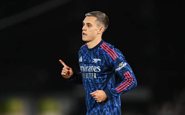 Trossard đáp lại niềm tin của HLV Arteta mỗi khi được trao cơ hội. Leandro Trossard ăn mừng bàn thắng ấn định chiến thắng cho Arsenal