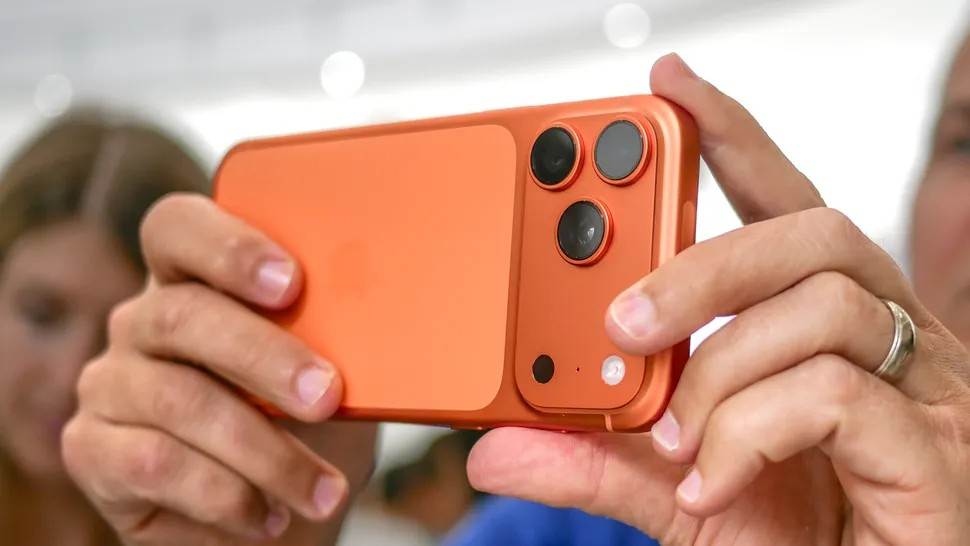 iPhone 17 Pro/17 Pro Max Cosmic Orange