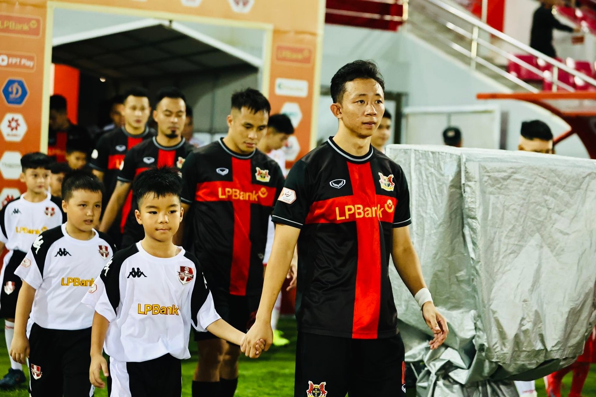 Châu Ngọc Quang dính chấn thương đầu gối