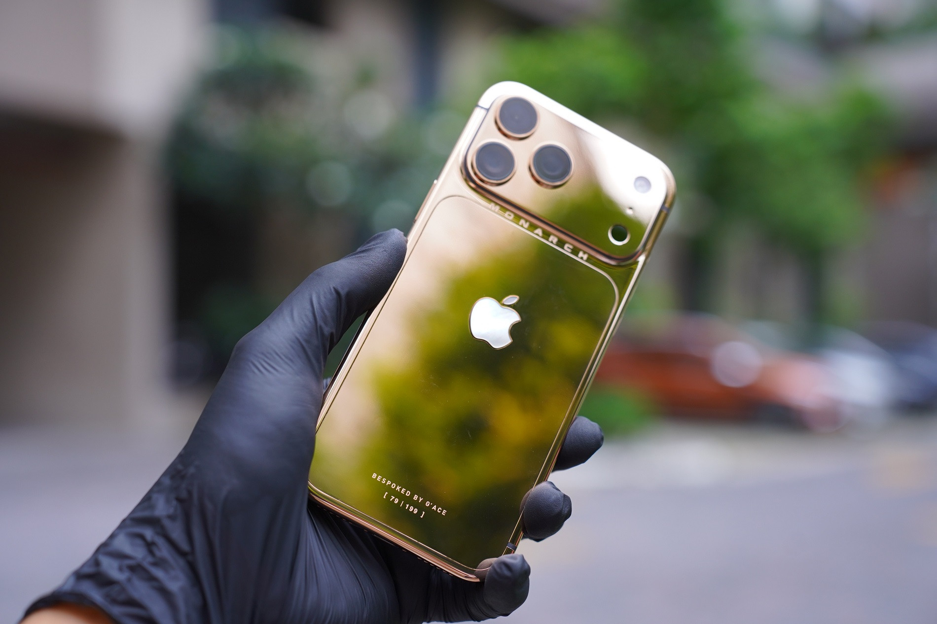 Viền camera titanium mạ vàng trên iPhone MONARCH